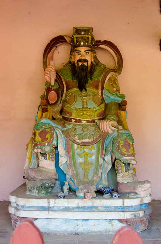 387 - Vietnam - Hue - pagoda Thien Mu - guardianes